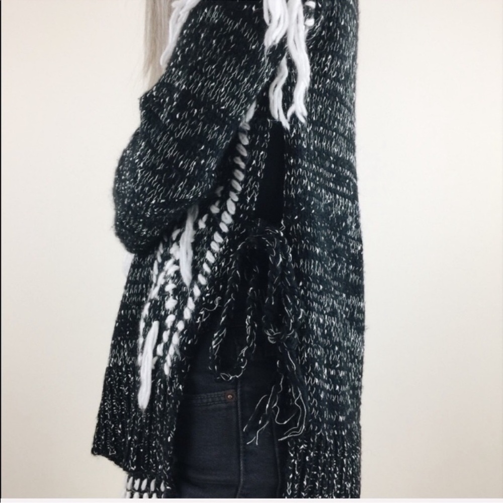 🖤SAYLOR Black and White Knit Cardigan